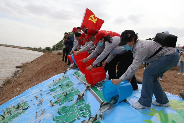 “水务蓝”守护“生态绿”丨50万鱼苗放流金沙湾
